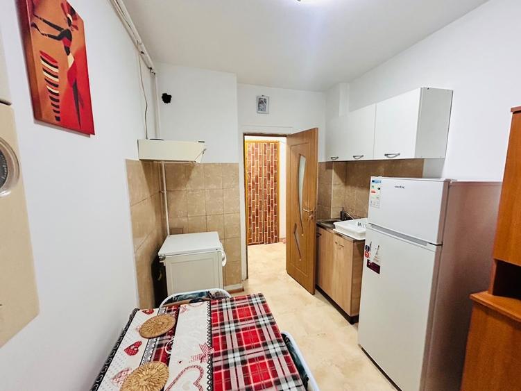 Apartament cu 2 camere semidecomandat în Frații Golești