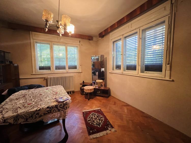 Casă individuală cu 8 camere cu Teren 739 Mp în Mehala