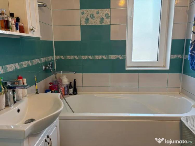 Apartament cu 3 camere semidecomandat în Florești