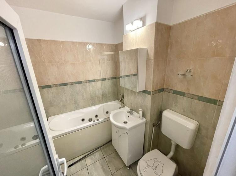 Apartament cu 3 camere decomandat în Complex Studențesc