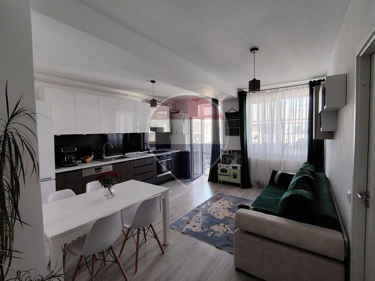 Apartament cu 2 camere semidecomandat, mobilat în Florești