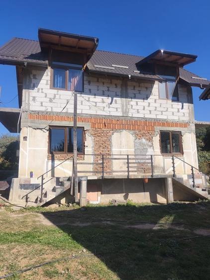 Casă cu 4 camere în Oeștii Ungureni