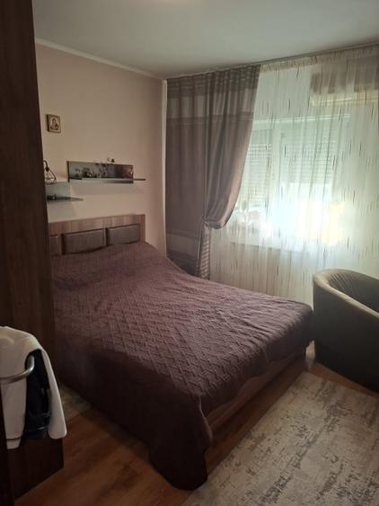 Apartament cu 3 camere decomandat, mobilat în Craiovița Nouă