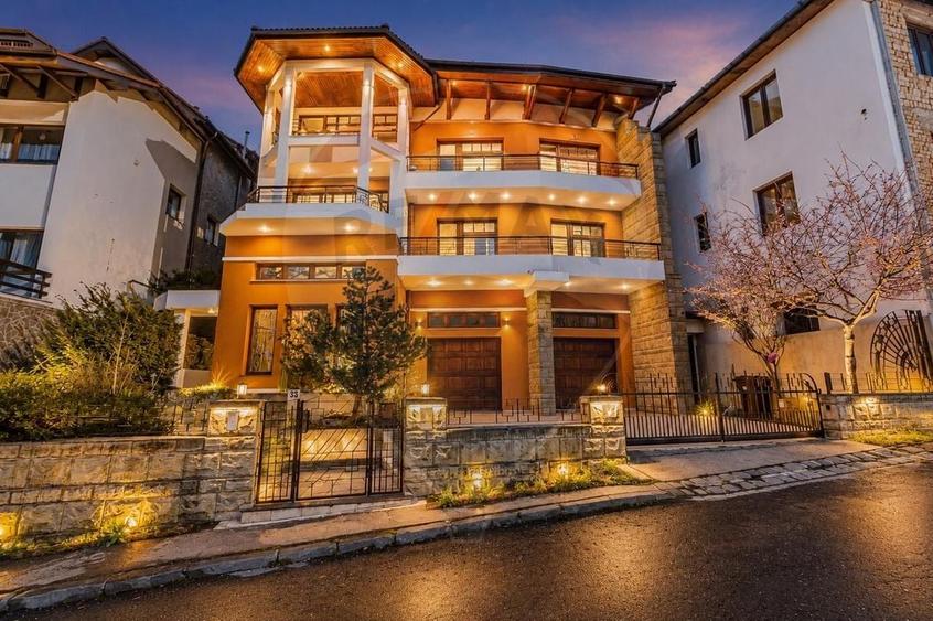 Casă individuală cu 11 camere cu Piscina în Schei