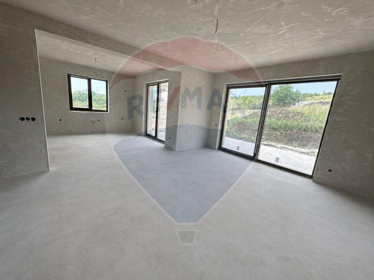 Casă individuală cu 5 camere cu Teren 900 Mp în Sălicea