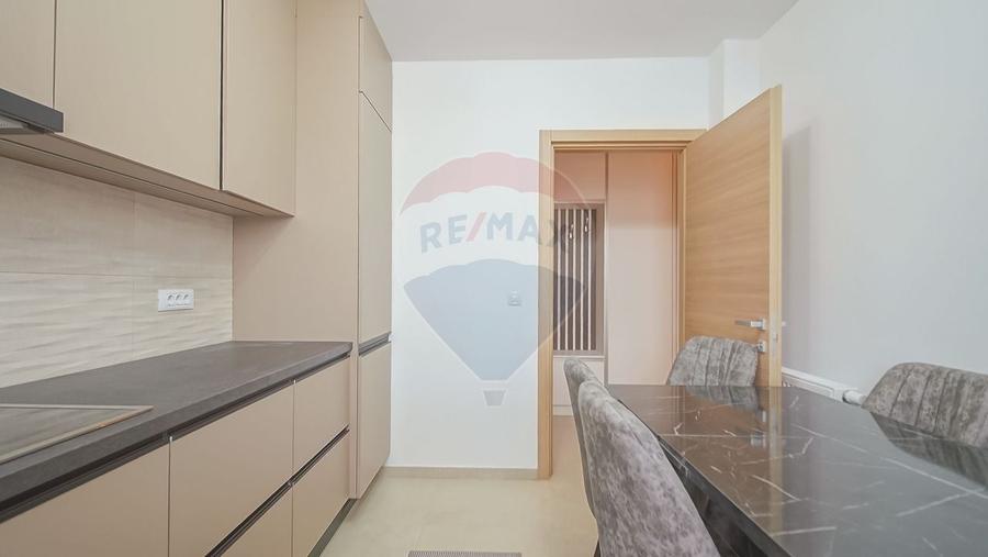 Apartament cu 3 camere decomandat, mobilat în Tractorul