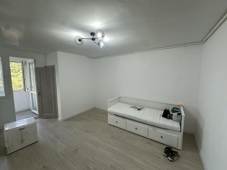 Garsonieră decomandată în Titan