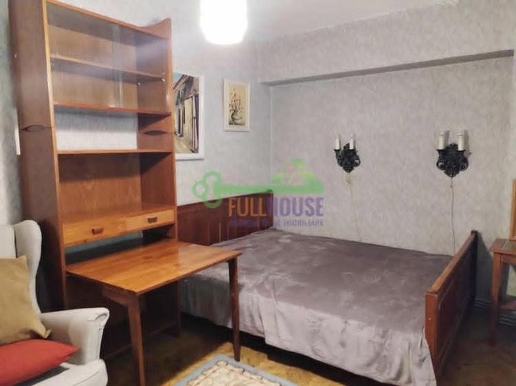 Apartament cu 3 camere decomandat în Podu Roș