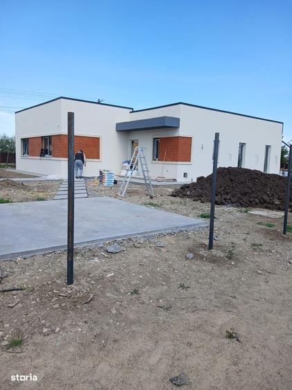 Casă cu 4 camere în Olteni