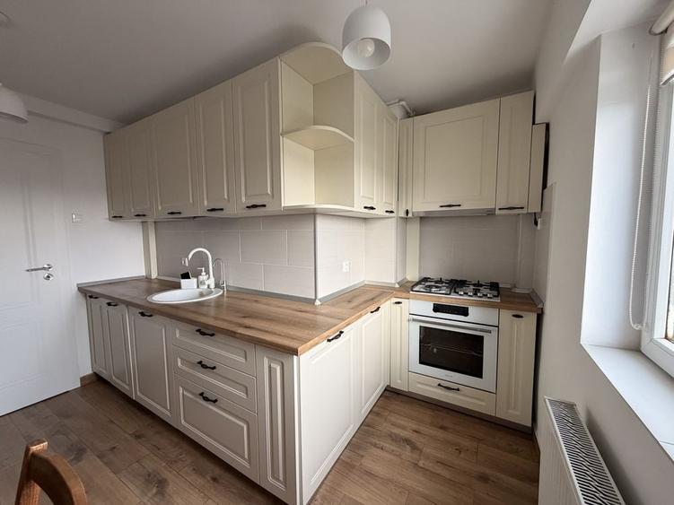 Apartament cu 3 camere semidecomandat în Crângași