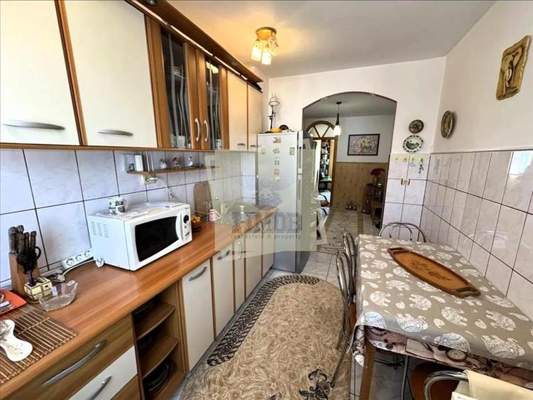 Apartament cu 3 camere decomandat, mobilat în Valea Aurie