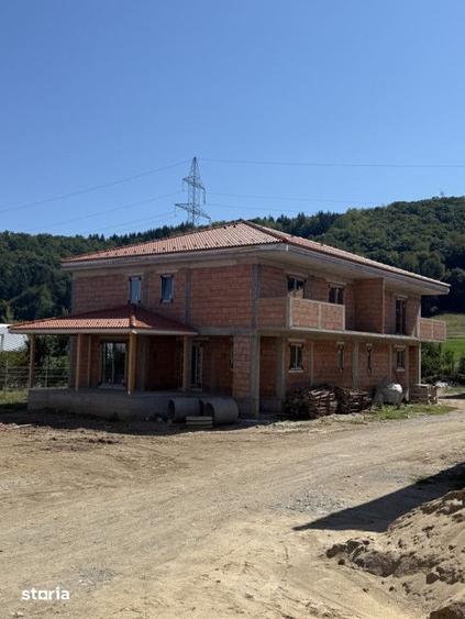 Casă cu 5 camere cu Teren 250 Mp în Gilău