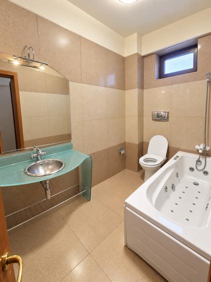 Casă individuală cu 18 camere cu Canalizare în Timpuri Noi