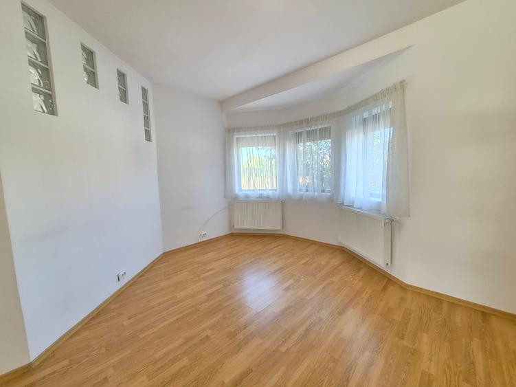 Casă individuală cu 4 camere cu Garaj în Tamași