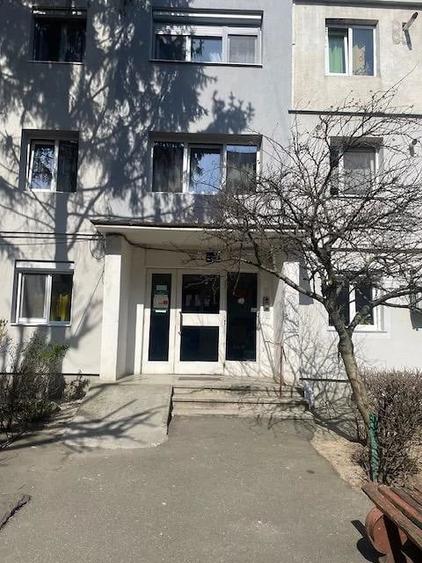 Vand apartament , 3 camere . semidecomandat , etaj 2 , Micro 3 - 8