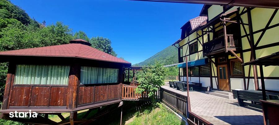 Casă cu 8 camere cu Teren 1000 Mp în Sadu