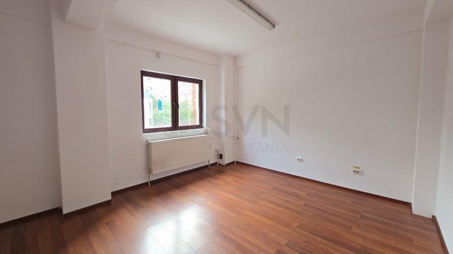 Casă individuală cu 10 camere cu Canalizare în 13 Septembrie