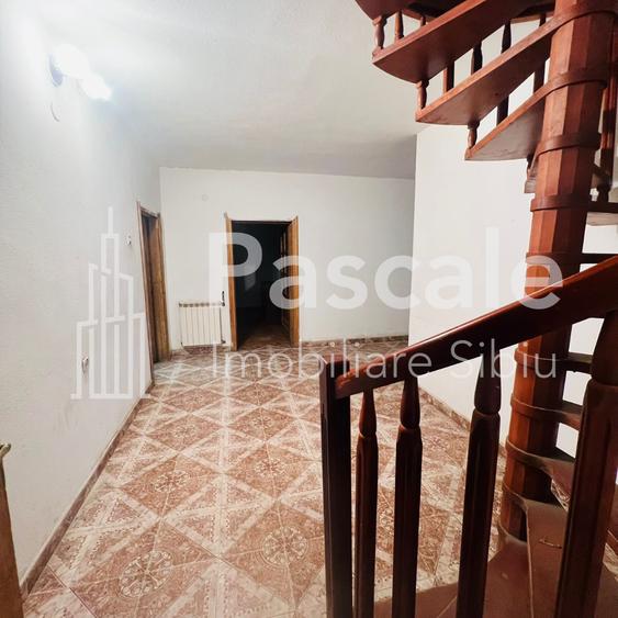 Casă individuală cu 8 camere cu Teren 1126 Mp în Tâmna