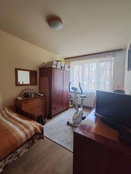 Apartament cu 3 camere semidecomandat, mobilat în Săsar