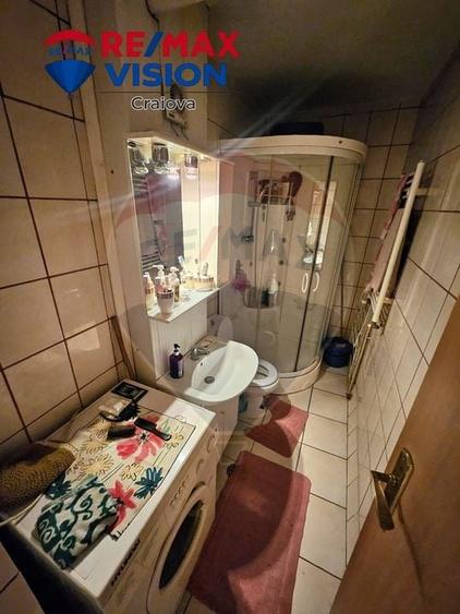 Apartament cu 3 camere semidecomandat, mobilat în Craiovița Nouă