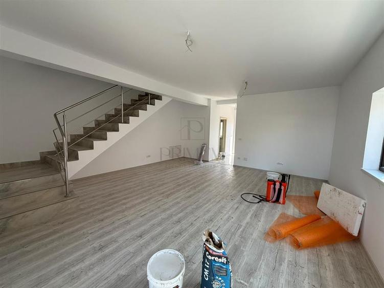 Duplex cu 5 camere cu Canalizare în Moșnița Nouă