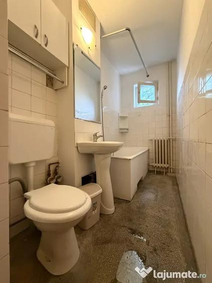 Apartament cu 3 camere semidecomandat în Dacia