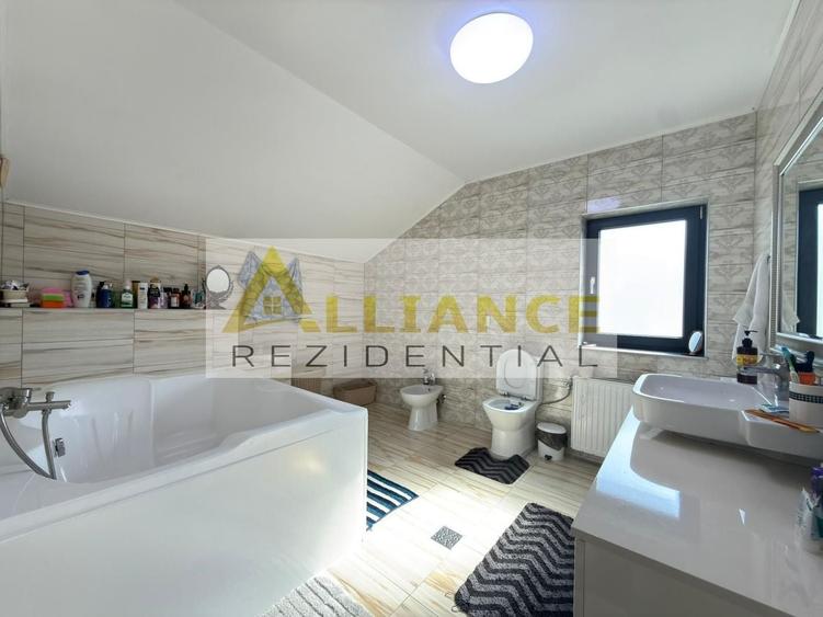 Casă individuală cu 4 camere decomandat cu Canalizare în Berceni