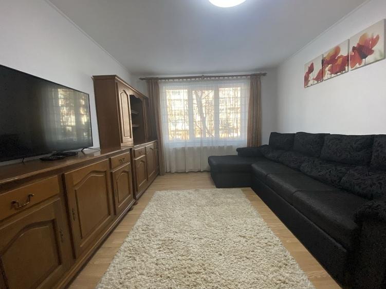 Apartament cu 3 camere decomandat în Tractorul