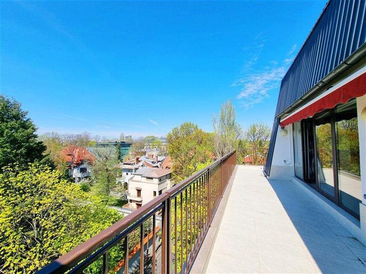 Apartament cu 5 camere decomandat în Kiseleff