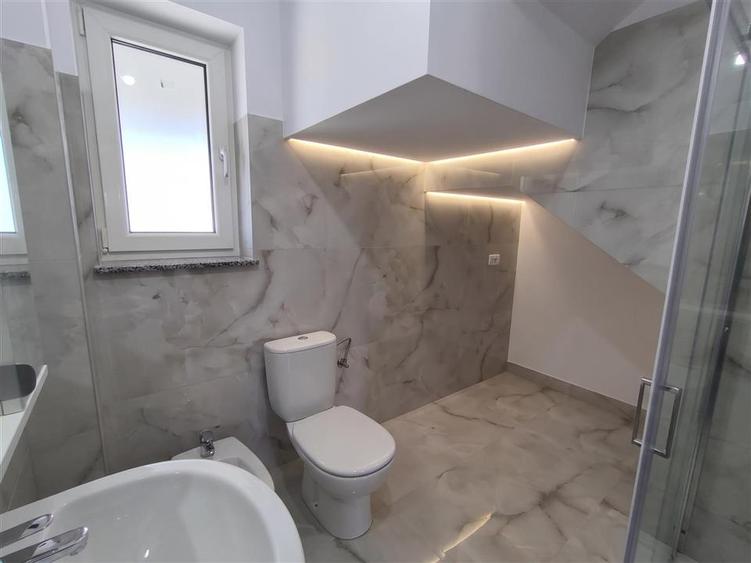Duplex cu 4 camere cu Canalizare în Ipotești