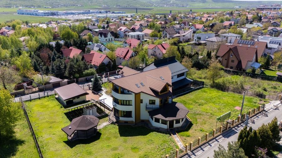 Casă individuală cu 9 camere cu Canalizare în Valea Lupului