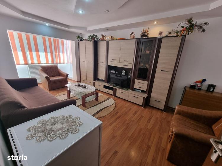 Apartament cu 3 camere decomandat în Onești