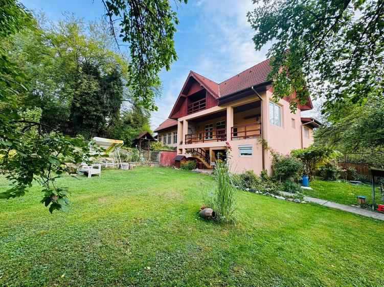 Casă individuală cu 10 camere cu Teren 6050 Mp în Vârfuri