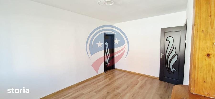 Apartament cu 3 camere semidecomandat în Craiovița Nouă