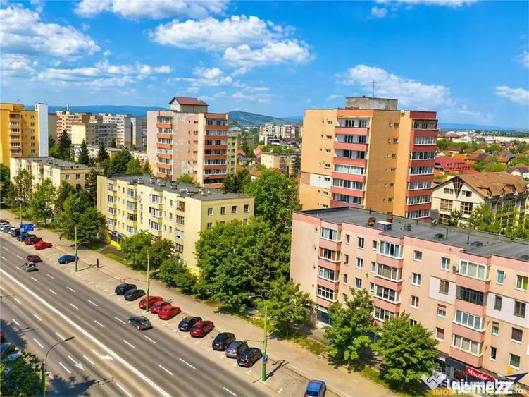 Apartament cu 3 camere semidecomandat în Vlahuță