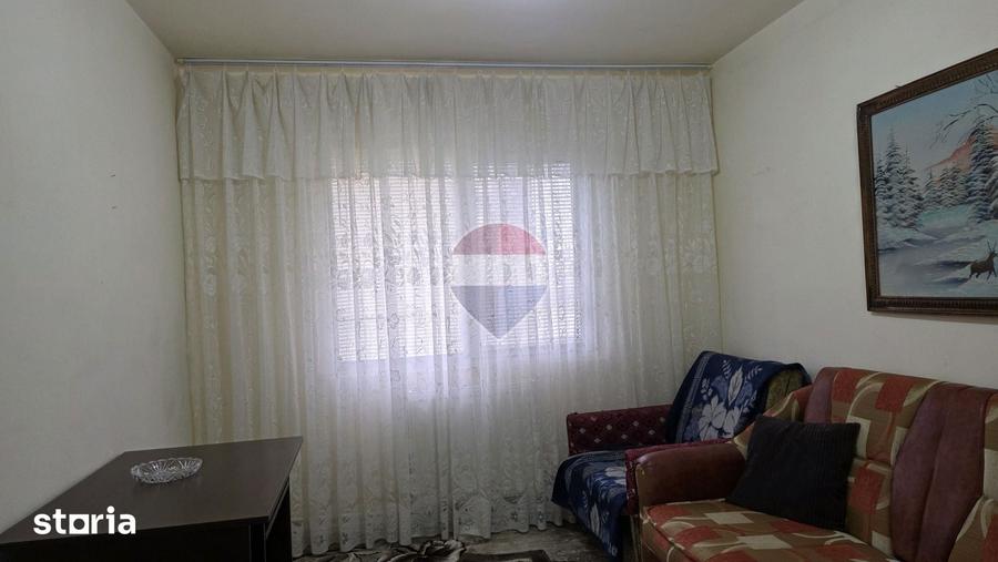 Apartament cu 3 camere semidecomandat în Central