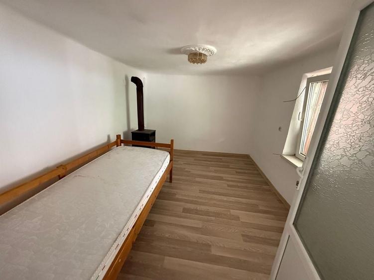 Casă cu 4 camere în Mândra