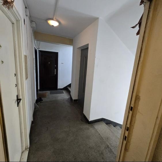 Apartament cu 3 camere decomandat în Barbu Văcărescu