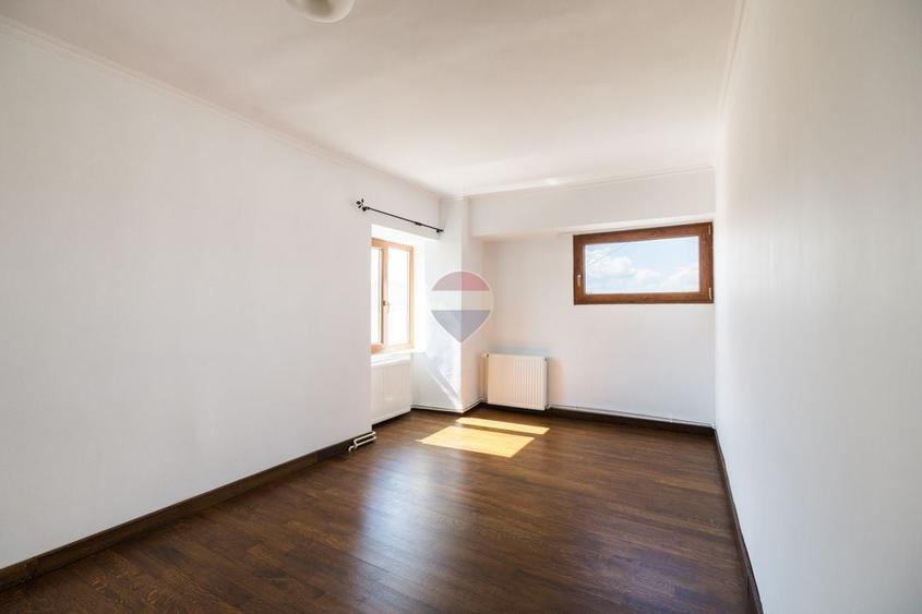 Apartament cu 5 camere decomandat în 15 Noiembrie