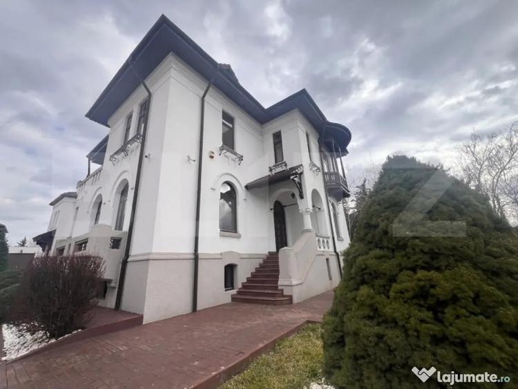 Casă cu 5 camere cu Teren 1300 Mp în Central