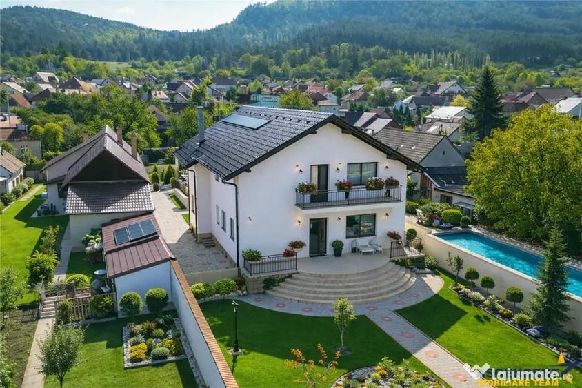 Casă cu 5 camere cu Teren 965 Mp în Central