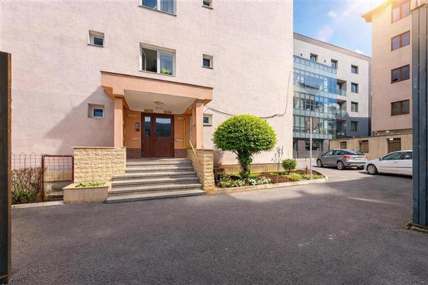 Apartament cu 3 camere decomandat în Central