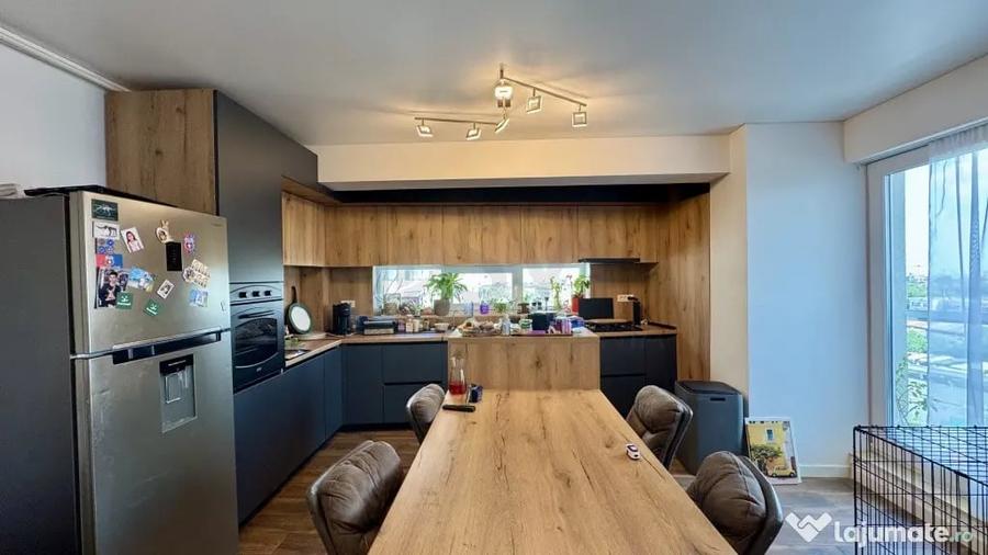 Apartament cu 4 camere semidecomandat în Viilor