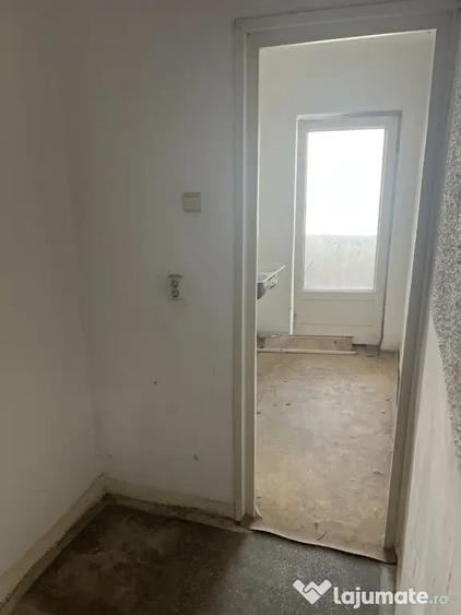 Garsonieră decomandată în Coman