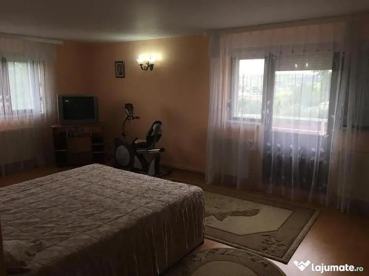 Casă cu 6 camere cu Teren 2000 Mp în Bucium