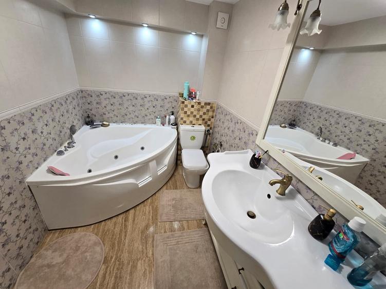 Casă cu 5 camere cu Piscina în 1 Decembrie