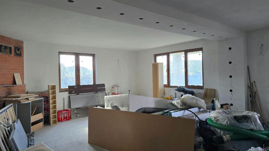 Casă cu 8 camere cu Teren 830 Mp în Brănișca