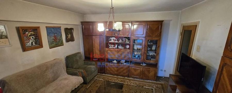 Apartament cu 4 camere decomandat în Filiași