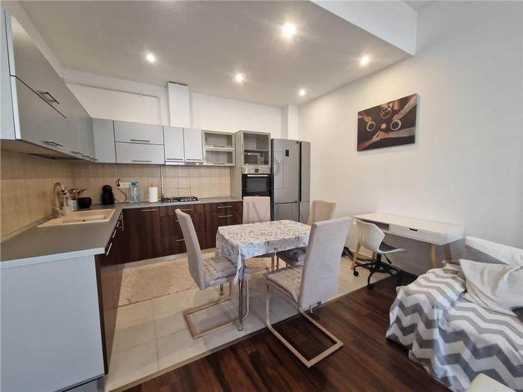 Apartament cu 2 camere semidecomandat, mobilat în Soarelui