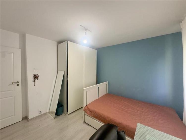 Apartament cu 3 camere decomandat, mobilat în Nicolina